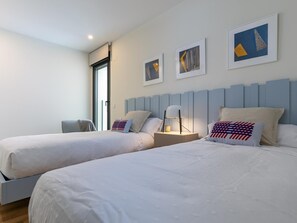 2 slaapkamers, een strijkplank/strijkijzer, internet, beddengoed