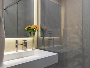 Een douche, een haardroger, handdoeken