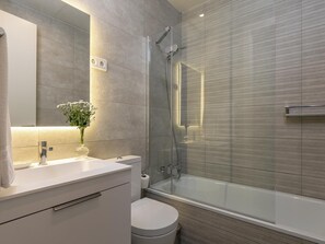 Dusj, hårføner og håndklær