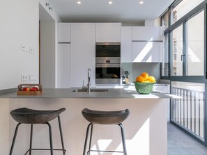 Coffee/tea maker, fridge, microwave, oven
