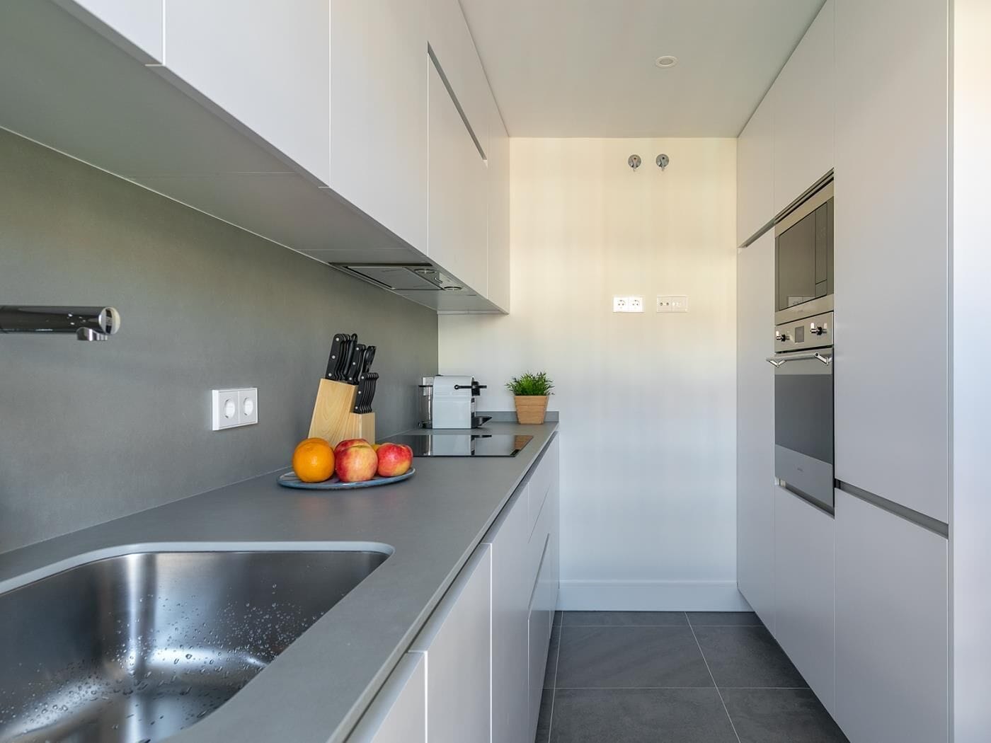 Frigorífico, microondas, horno y lavavajillas