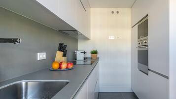 Frigorífico, microondas, horno y lavavajillas