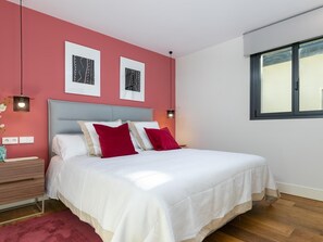 2 bedrooms, iron/ironing board, internet