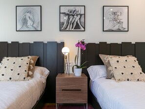 2 slaapkamers, een strijkplank/strijkijzer, internet