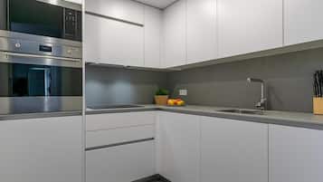 Een koelkast, een microgolfoven, een oven, een vaatwasser