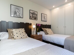 2 bedrooms, iron/ironing board, Internet