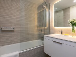 Shower, hair dryer, towels - Alcalá - Parque del Retiro - 2 Bedrooms (Madrid)