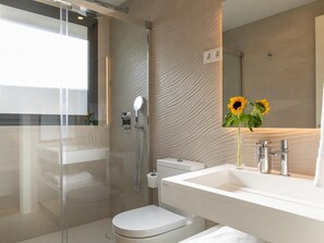 Shower, hair dryer, towels - Alcalá - Parque del Retiro - 2 Bedrooms (Madrid)