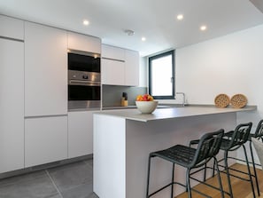 Køleskab, mikrobølgeovn, ovn, opvaskemaskine