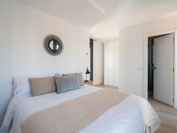 1 bedroom, iron/ironing board, internet, bed sheets