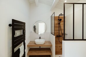 Douche, sèche-cheveux, serviettes fournies