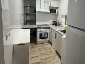Réfrigérateur, micro-ondes, four, lave-vaisselle