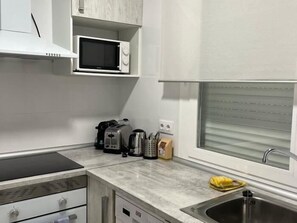 Fridge, microwave, oven, dishwasher - Paseo de la Castellana - 2 Bedrooms (Madrid)