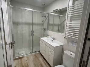 Douche, sèche-cheveux, serviettes fournies