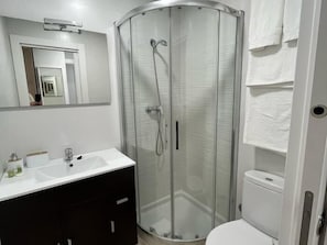 Douche, sèche-cheveux, serviettes fournies