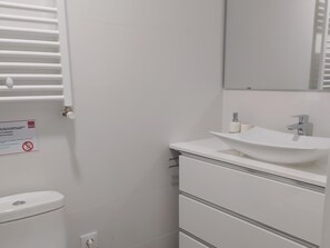 Douche, sèche-cheveux, serviettes fournies