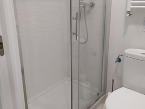 Douche, sèche-cheveux, serviettes fournies