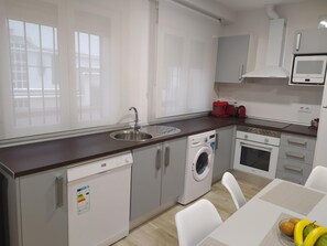 Réfrigérateur, micro-ondes, four, lave-vaisselle