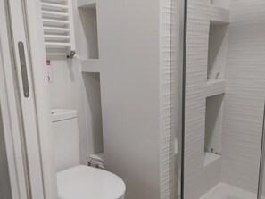 Douche, sèche-cheveux, serviettes fournies