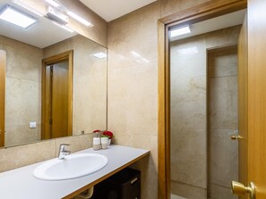 Douche, sèche-cheveux, serviettes fournies