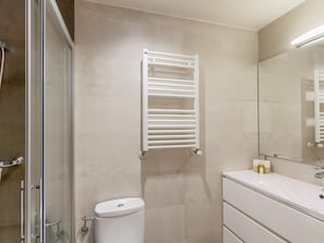Douche, sèche-cheveux, serviettes fournies