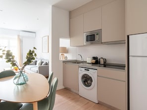 Køleskab, mikrobølgeovn, kaffe-/temaskine, brødrister