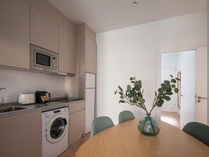 Refrigerador, microondas, cafetera y tetera y tostadora 