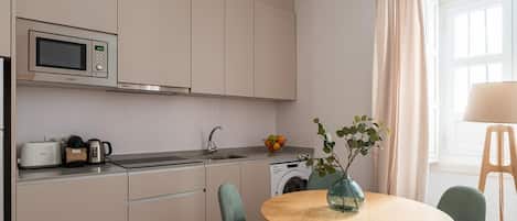 Kühlschrank, Mikrowelle, Wasserkocher mit Kaffee-/Teezubehör, Toaster