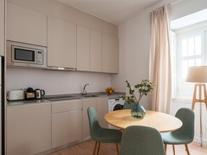 Kühlschrank, Mikrowelle, Wasserkocher mit Kaffee-/Teezubehör, Toaster