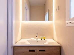 Douche, sèche-cheveux, serviettes fournies