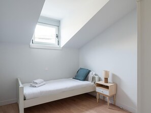 2 bedrooms, iron/ironing board, internet, bed sheets
