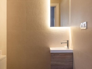 Douche, sèche-cheveux, serviettes fournies