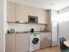 Een koelkast, een magnetron, een koffiezetapparaat/waterkoker