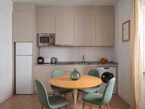 Fridge, microwave, coffee/tea maker, toaster - Tirso de Molina - 1 Bedroom with sofa bed (Madrid)