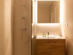 Douche, sèche-cheveux, serviettes fournies
