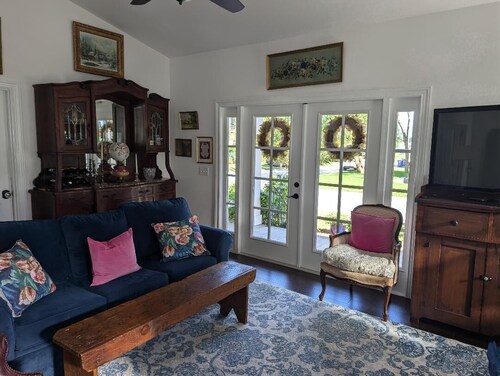 Charming cottage in Old Town Fernandina Beach on Amelia Is no No children/pets.