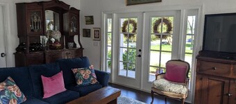 Charming cottage in Old Town Fernandina Beach on Amelia Is no No children/pets.