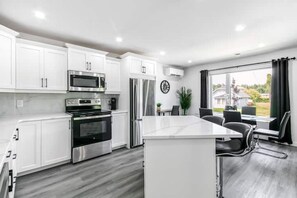 Fridge, microwave, oven, stovetop - TNT Executive Suites 2 (Greater Sudbury)