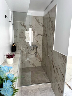 Dusche, Haartrockner, Handtücher