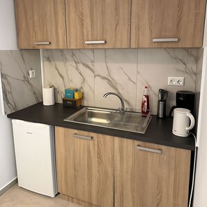 Kahvin-/teenkeitin, keittoastiat/astiat/ruokailuvälineet