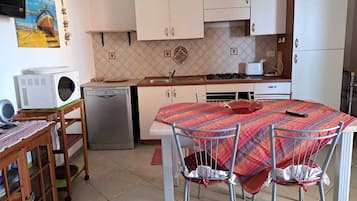 2 habitaciones y tabla de planchar con plancha