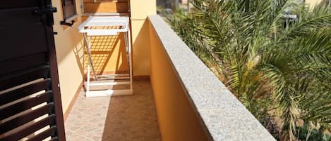 2 chambres, fer et planche Ă repasser