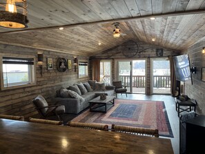 TV connectée, cheminée, jeux vidéo, livres