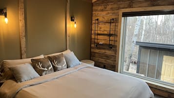 3 bedrooms, desk, iron/ironing board, travel crib