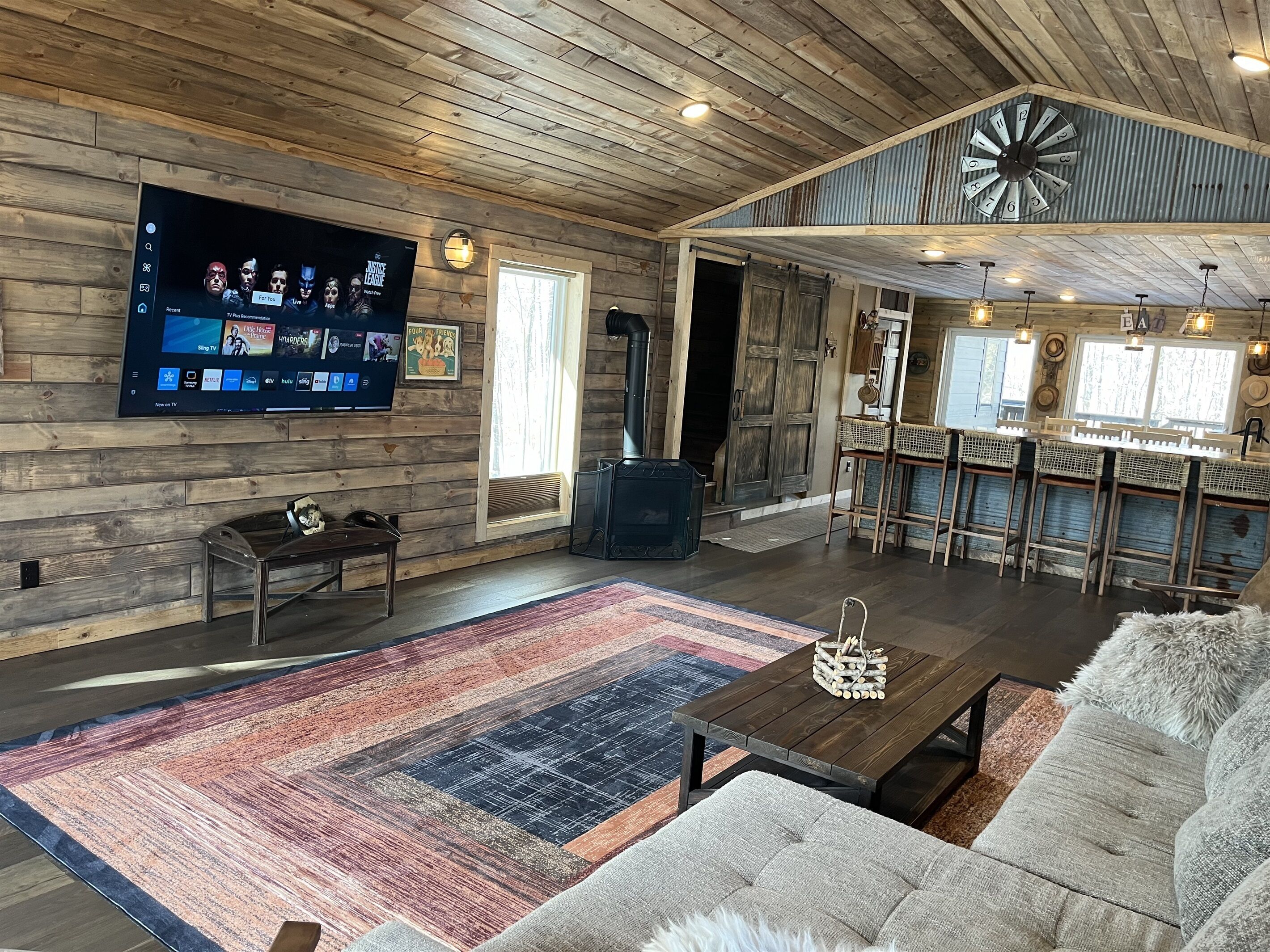 Una Smart TV, una chimenea, videojuegos, libros