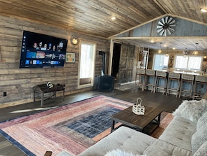 Una Smart TV, una chimenea, videojuegos, libros
