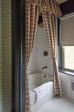 Combined shower/bathtub, hair dryer, towels, soap - Six Bells Countryside Inn (Rosendale)