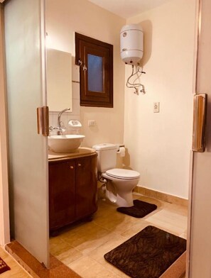 奢華四人房 | 浴室 | 浴袍