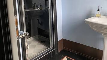 Classic Room, Garden View | Bathroom
