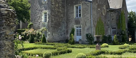 Vista frontal de la propiedad